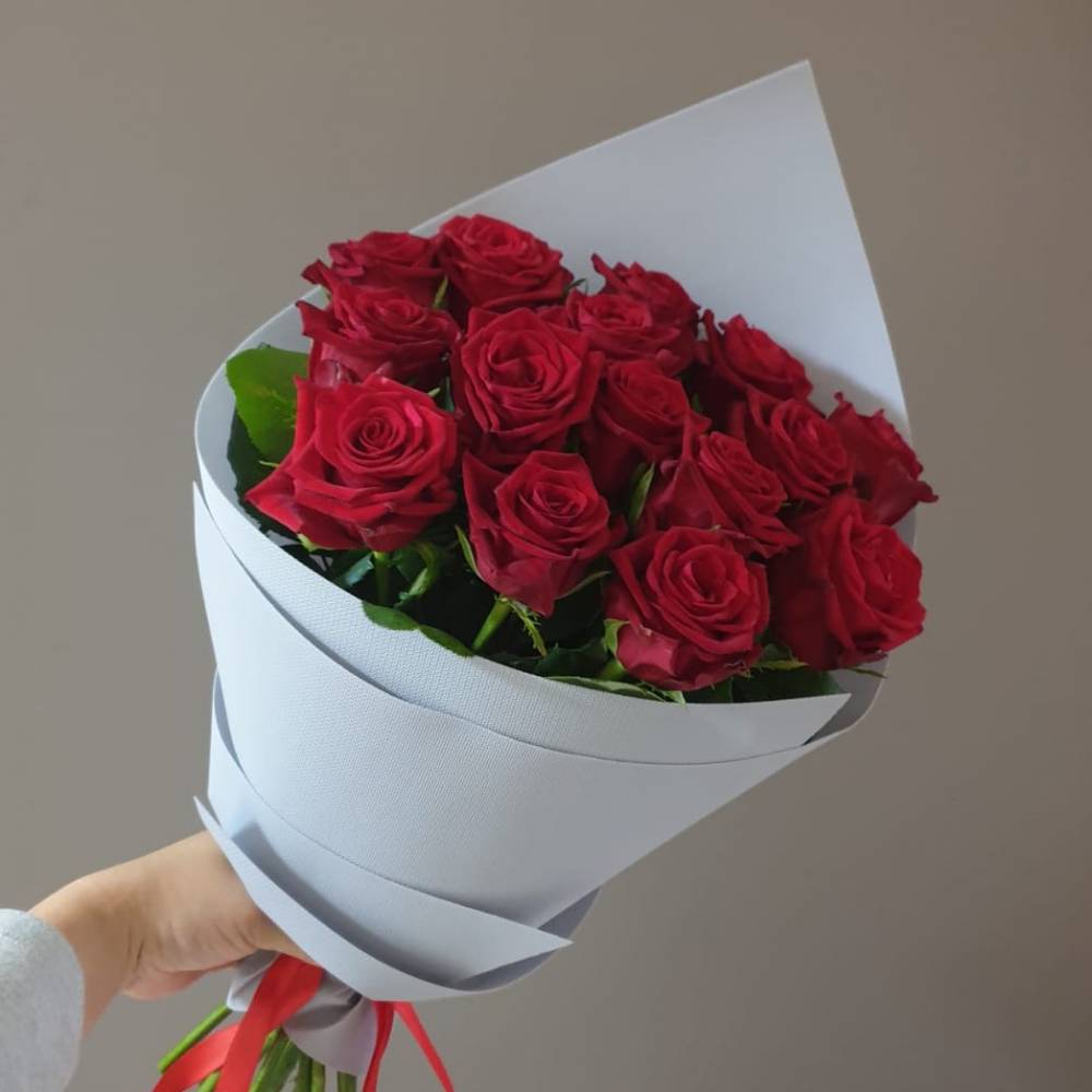 Купить Букет 15 красных роз с оформлением R67 в Москве, цена 3 920 руб.